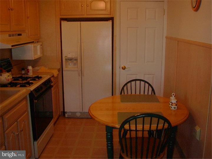 618 Sherrie Road Philadelphia, PA 19115 - Photo 7 of 9 Kitchen
