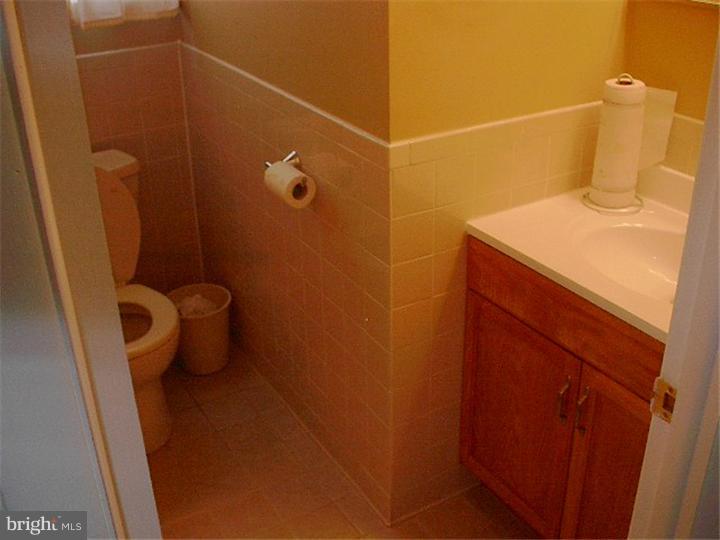 618 Sherrie Road Philadelphia, PA 19115 - Photo 8 of 9 Bathroom