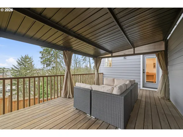 a view of a front of house with a yard