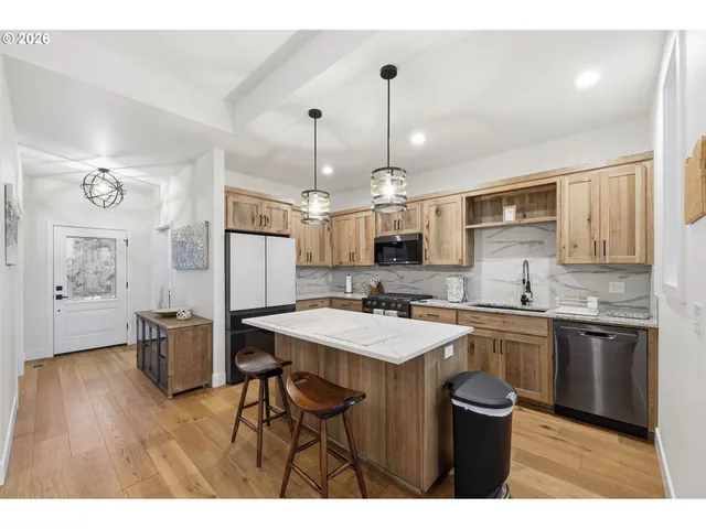 $650,000 | 2135 37th Place, Springfield, OR 97477