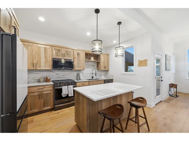 $650,000 | 2135 37th Place, Springfield, OR 97477