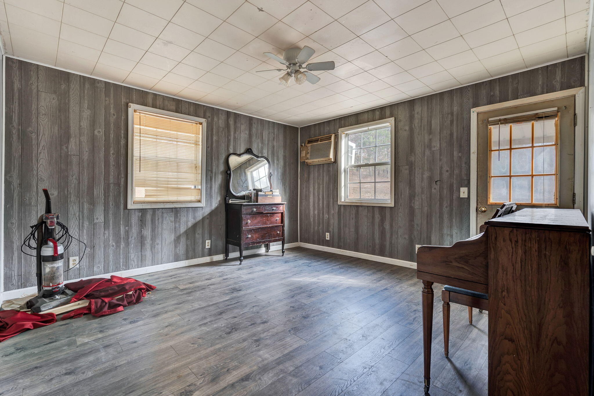 1895 North Hunter Bend Road Decatur, TN 37322 - Photo 14 of 33 a living room with furniture and a window