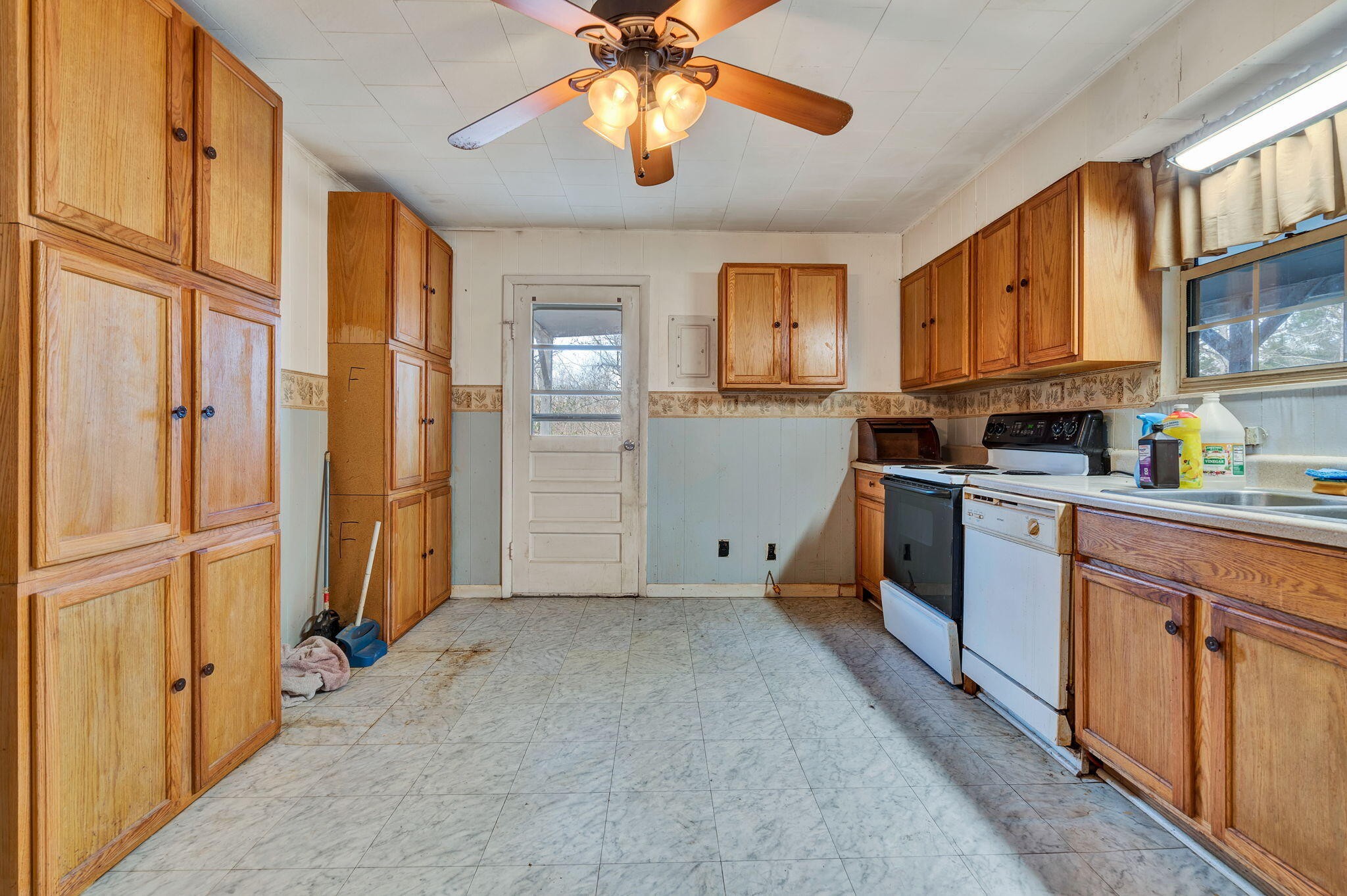 1895 North Hunter Bend Road Decatur, TN 37322 - Photo 5 of 33 a kitchen that has a lot of cabinets in it