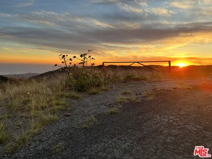 a view of a houses with a yard