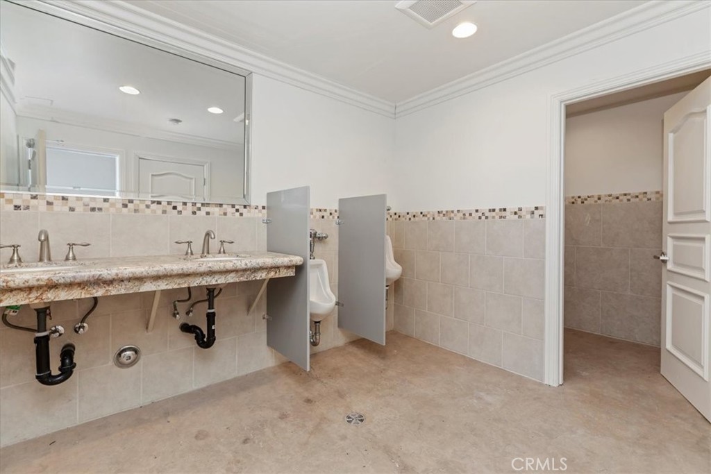 39650 Patagonia Court Temecula, CA 92591 - Photo 47 of 55 a bathroom with a sink and mirror