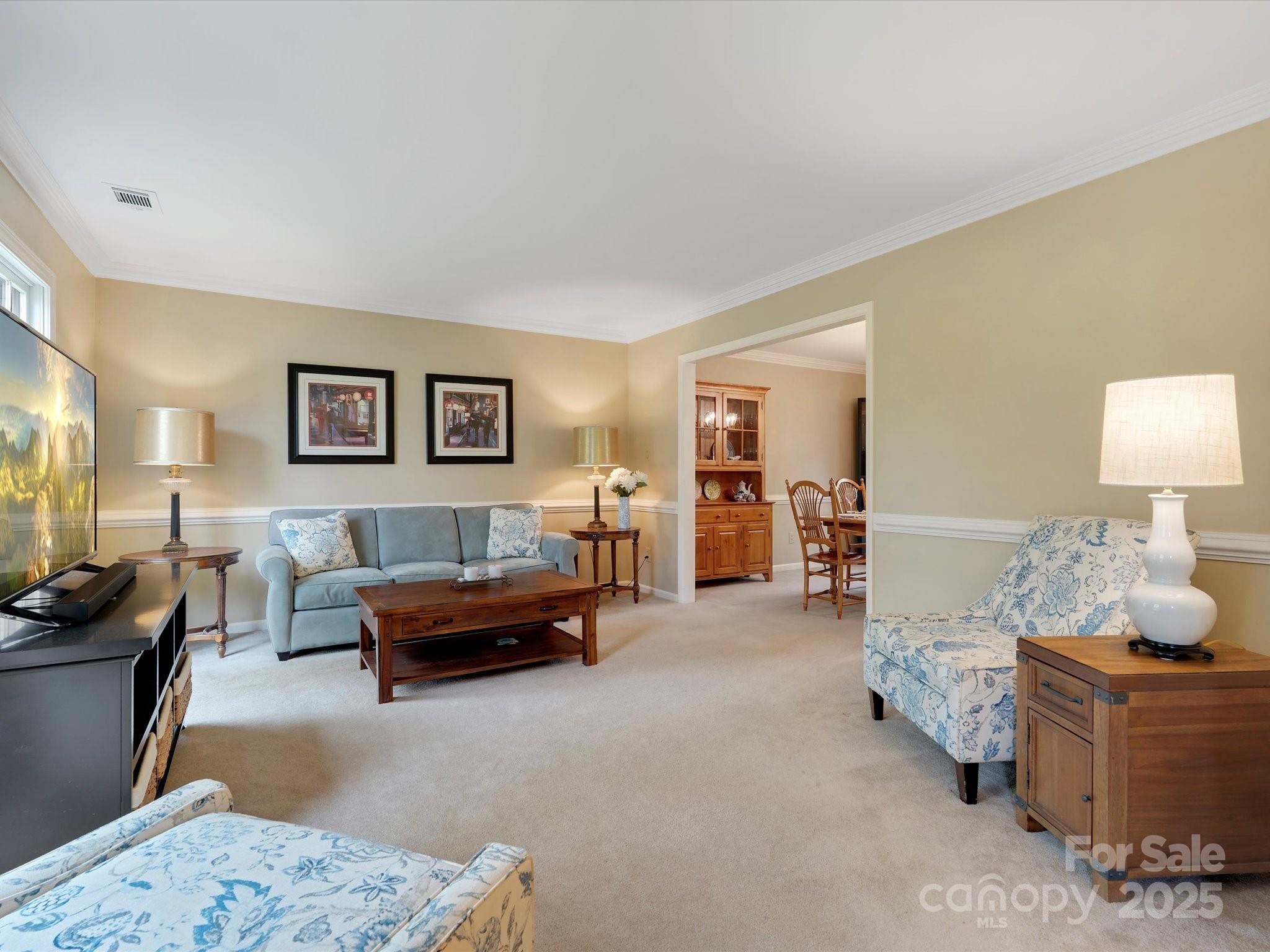 2812 Edgebrook Circle Matthews, NC 28105 - Photo 6 of 46 a living room with furniture and a lamp