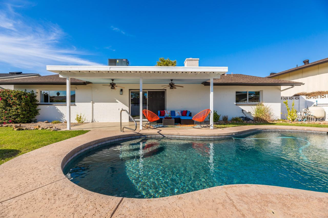 8307 East Arlington Road Scottsdale, AZ 85250 - Photo 22 of 25 a view of a swimming pool with back yard and a fountain
