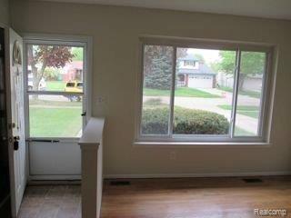 40939 Pickett Ridge Road Sterling Heights, MI 48313 - Photo 3 of 13 Living room.jpg