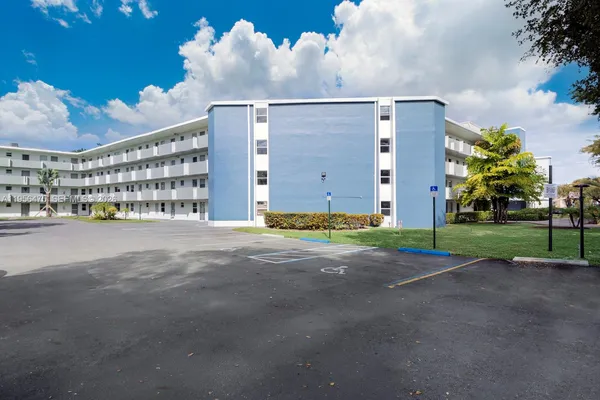 $1,800 | 1351 Northeast 191st Street, Unit E 106, Miami, FL 33179