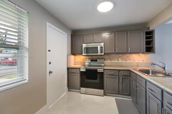 $1,800 | 1351 Northeast 191st Street, Unit E 106, Miami, FL 33179