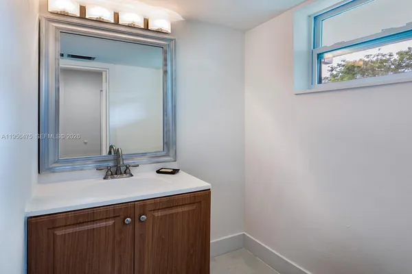 $1,800 | 1351 Northeast 191st Street, Unit E 106, Miami, FL 33179