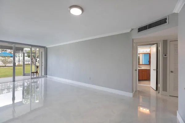 $1,800 | 1351 Northeast 191st Street, Unit E 106, Miami, FL 33179