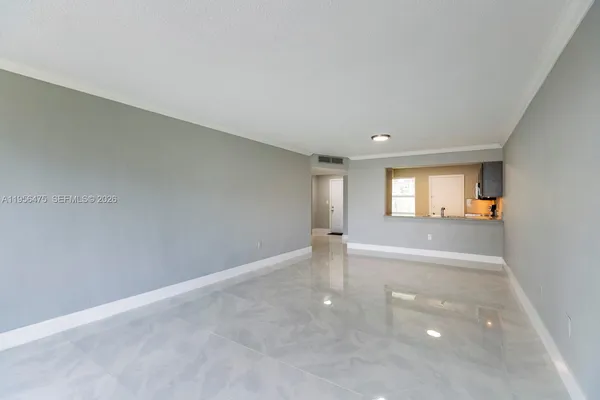 $1,800 | 1351 Northeast 191st Street, Unit E 106, Miami, FL 33179