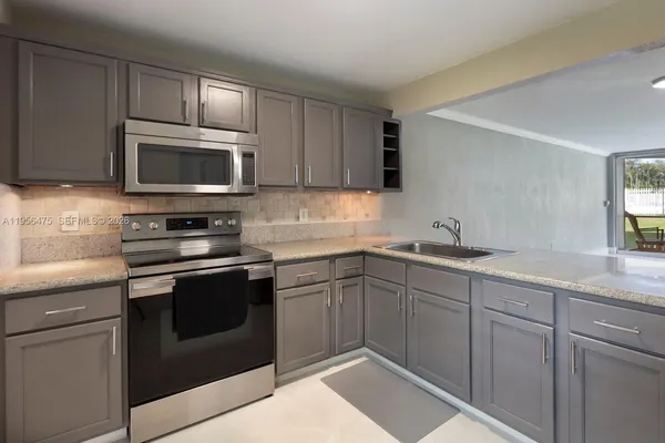 $1,800 | 1351 Northeast 191st Street, Unit E 106, Miami, FL 33179