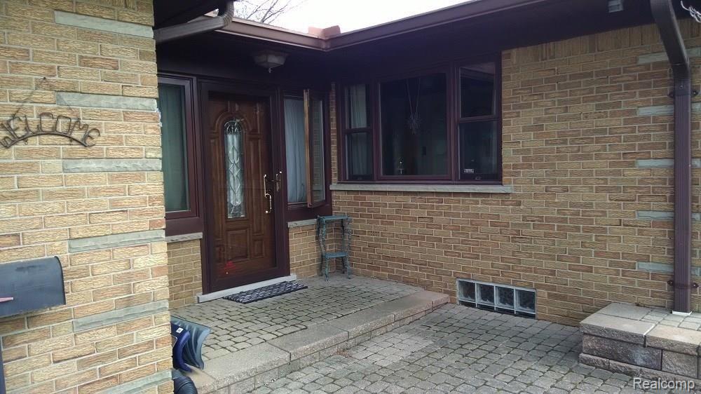 SECOND VIEW OF BREEZEWAY/HEATED FAMILY ROOM (LOCKBOX IS LOCATED HERE).