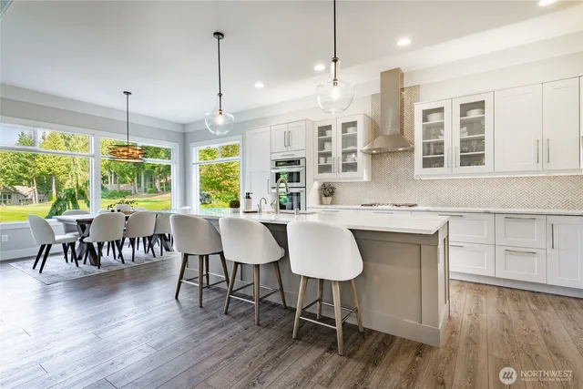 a dinning table and chairs in the kitchen