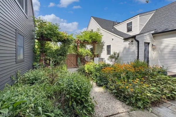 $995,000 | 2 Schoolhouse Lane, Lebanon, NJ 08833