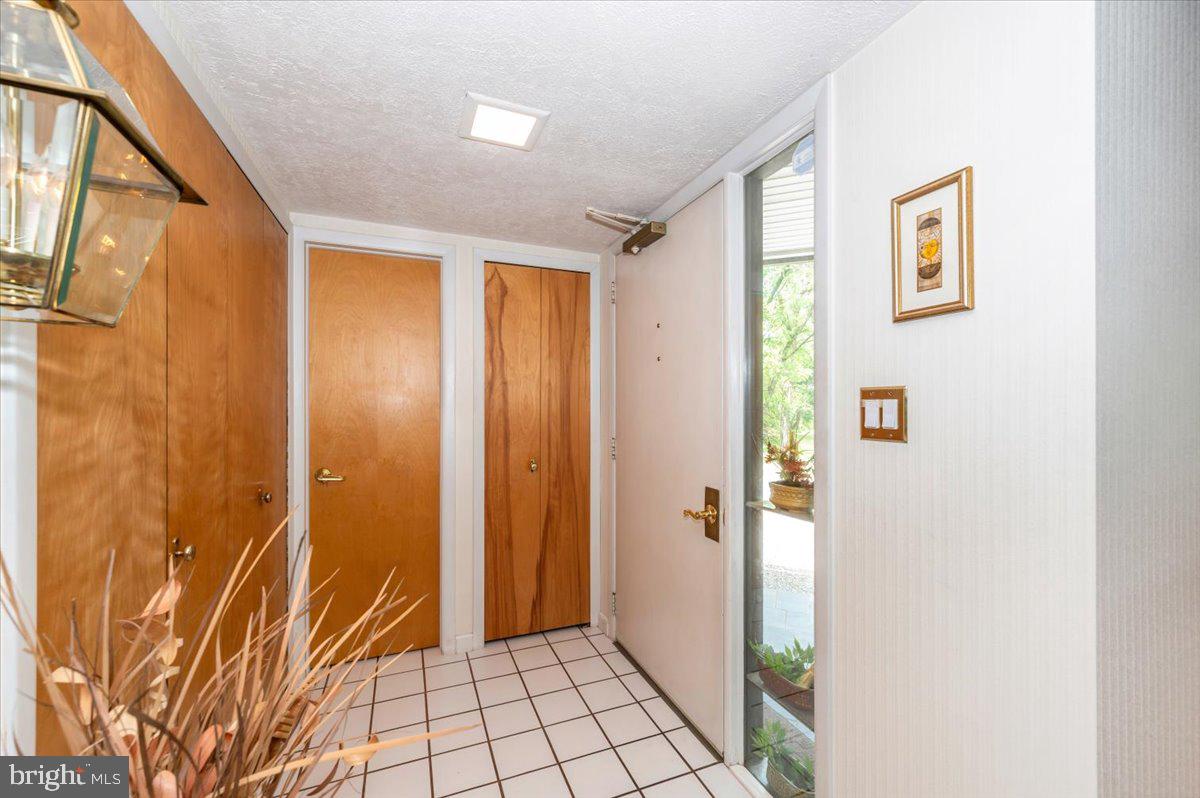19611 Longmeadow Road Hagerstown, MD 21742 - Photo 9 of 111 entry hall