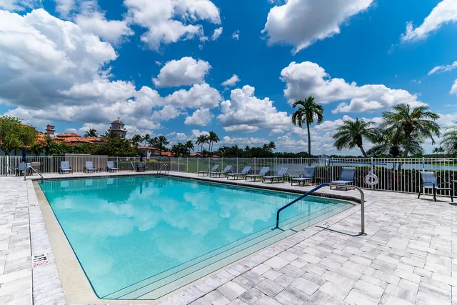 $644,900 | 3850 Huelva Court, Naples, FL 34109