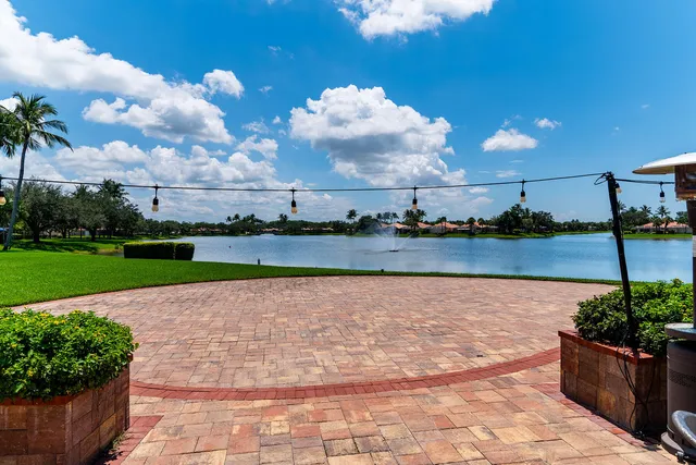 $644,900 | 3850 Huelva Court, Naples, FL 34109