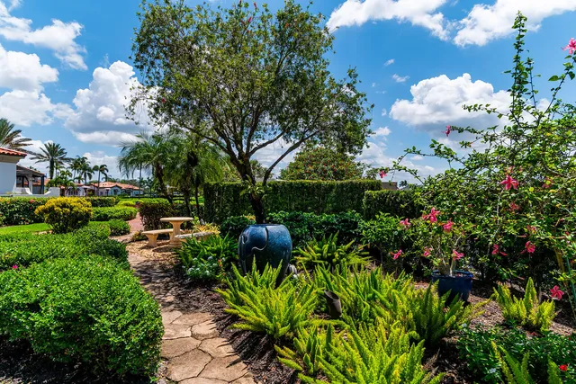 $644,900 | 3850 Huelva Court, Naples, FL 34109