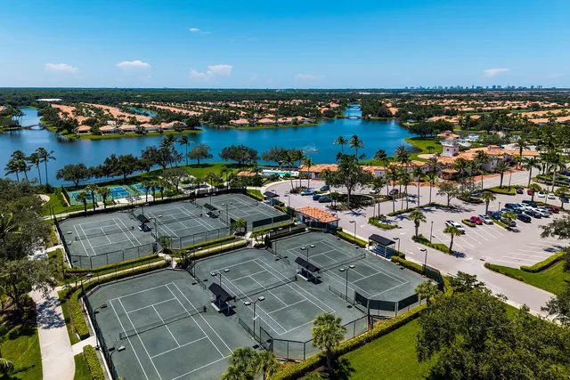 $644,900 | 3850 Huelva Court, Naples, FL 34109