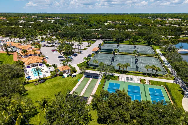 $644,900 | 3850 Huelva Court, Naples, FL 34109