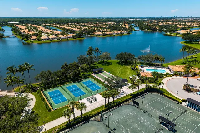 $644,900 | 3850 Huelva Court, Naples, FL 34109