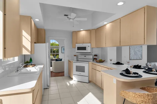 $644,900 | 3850 Huelva Court, Naples, FL 34109