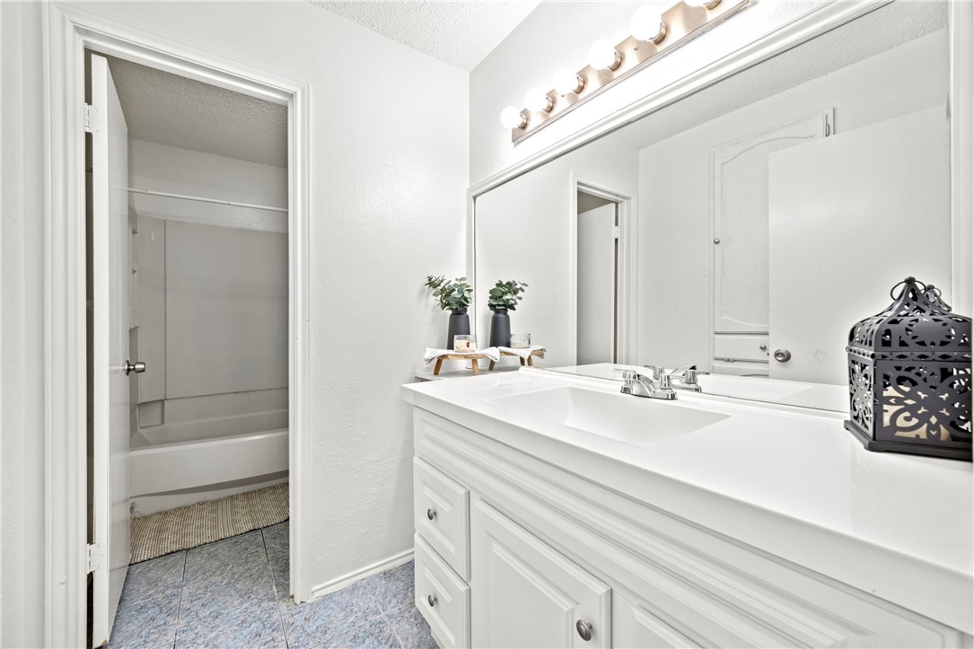 6702 Everhart Road, Unit H104 Corpus Christi, TX 78413 - Photo 12 of 20 Full bathroom