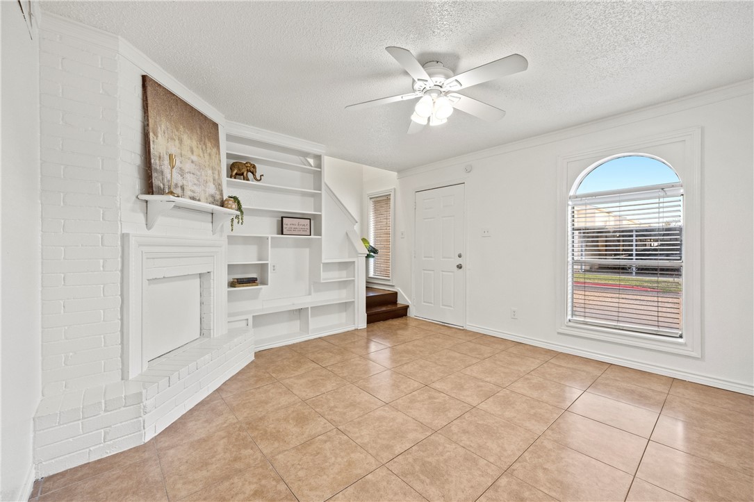 6702 Everhart Road, Unit H104 Corpus Christi, TX 78413 - Photo 3 of 20 Living room