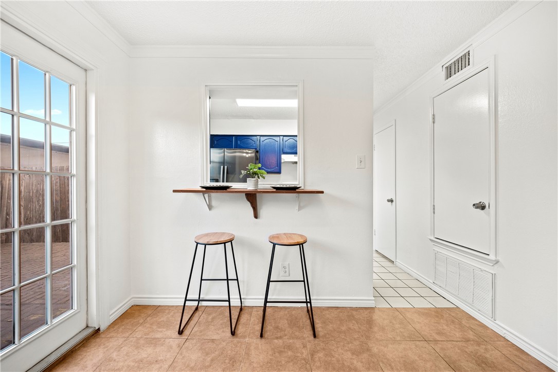 6702 Everhart Road, Unit H104 Corpus Christi, TX 78413 - Photo 7 of 20 Bartop seating