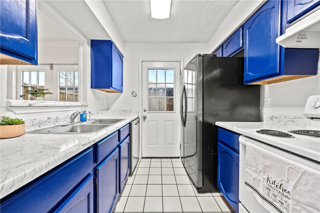 6702 Everhart Road, Unit H104 Corpus Christi, TX 78413 - Photo 8 of 20 Full kitchen with dishwasher, fridge, and stove/ov