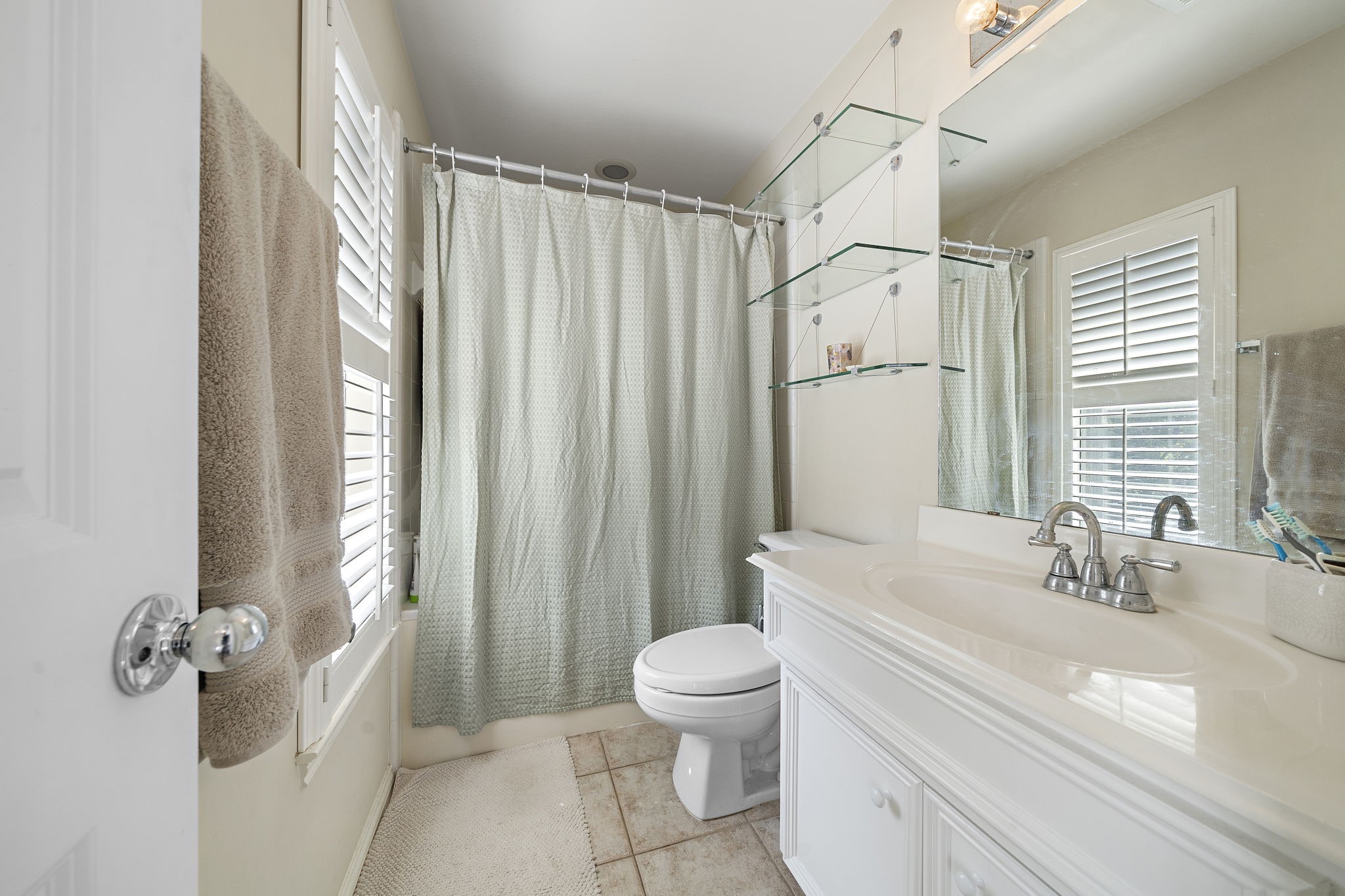 2915 Chenevert Street Houston, TX 77004 - Photo 8 of 15 Primary bathroom