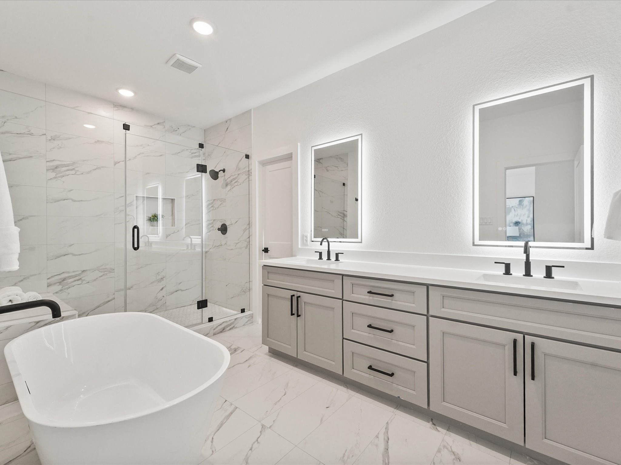 243 Rebecca Street, Unit E Houston, TX 77022 - Photo 15 of 25 Primary Bathroom