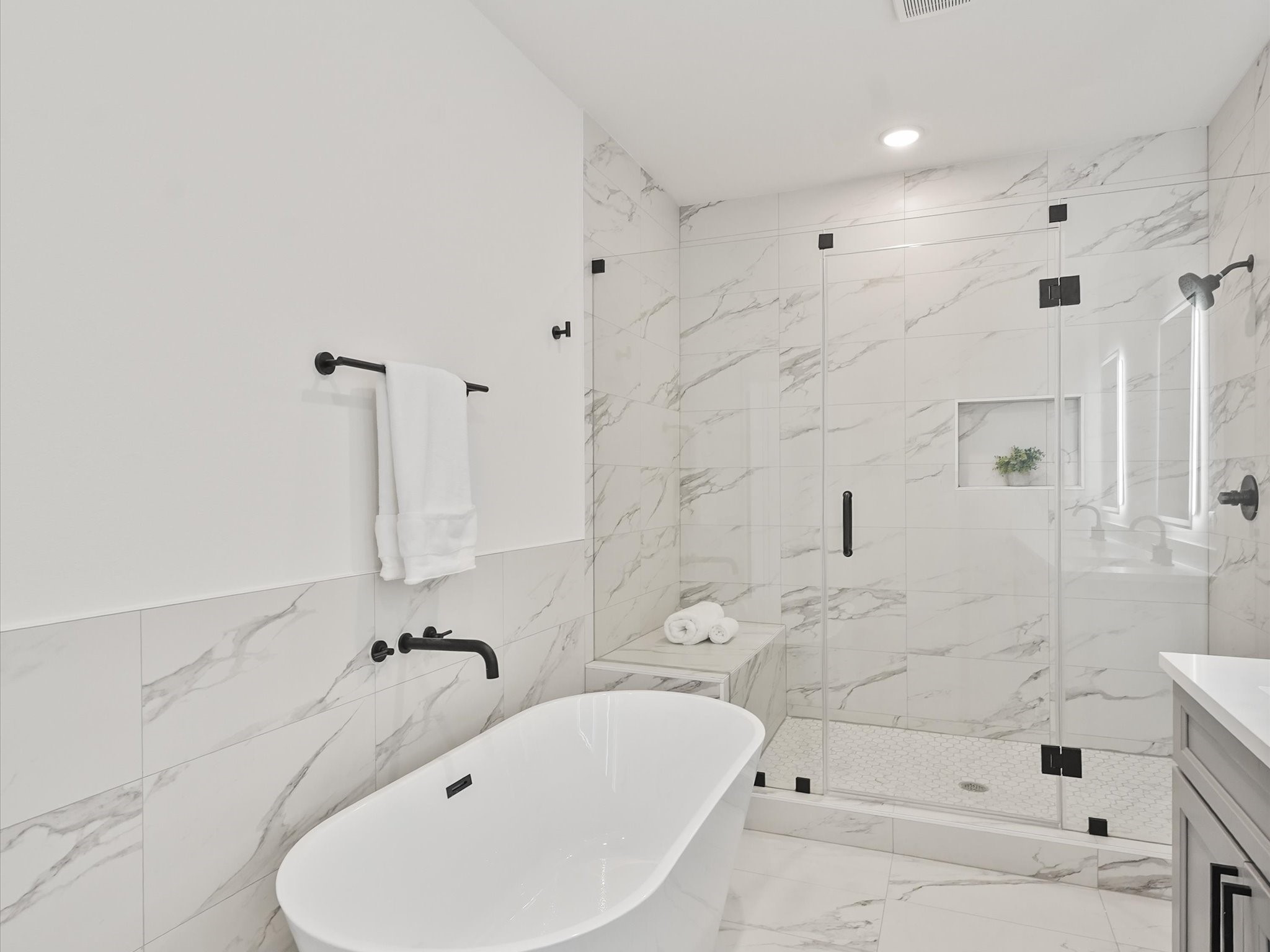 243 Rebecca Street, Unit E Houston, TX 77022 - Photo 16 of 25 Primary Bathroom