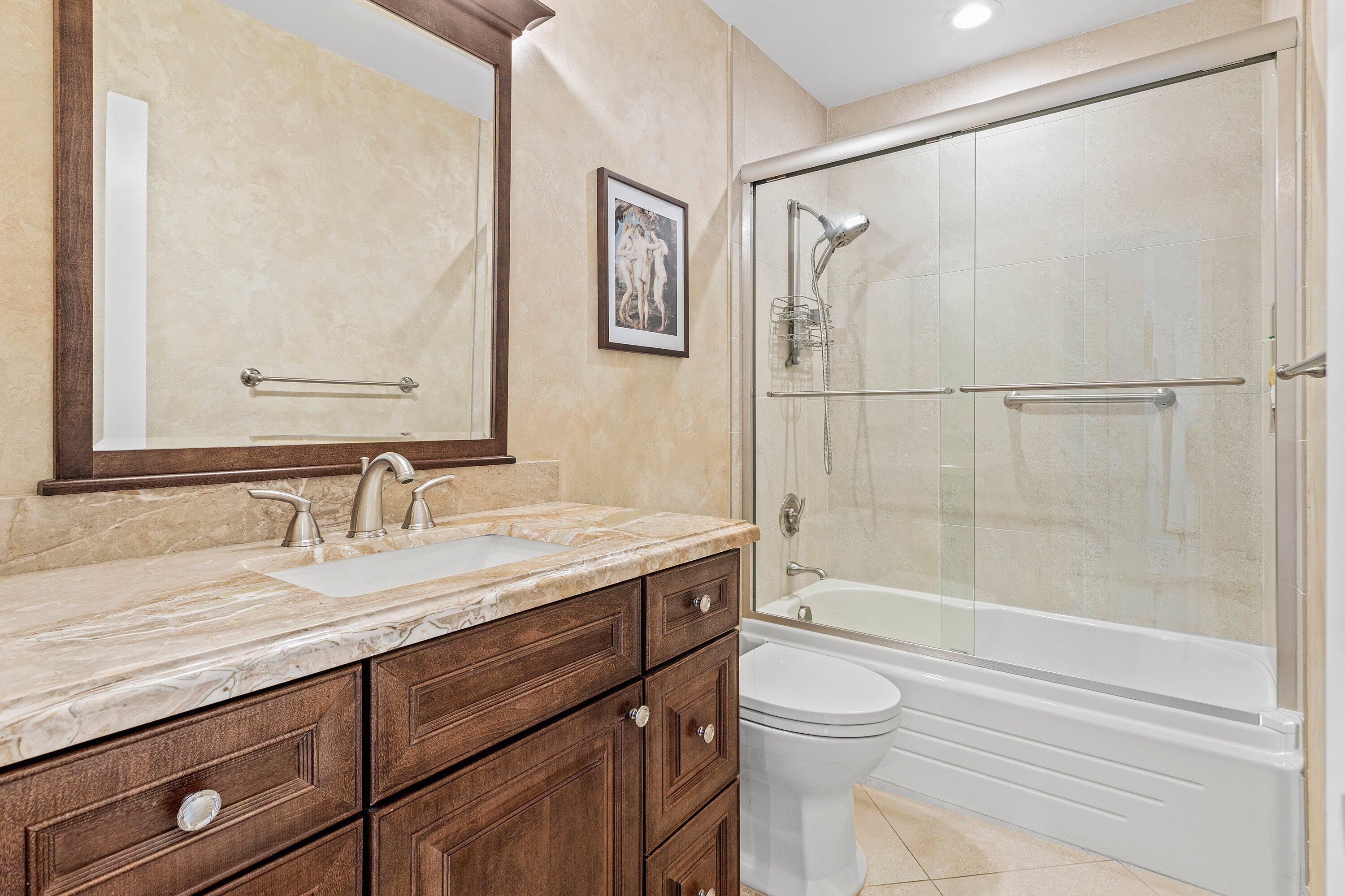 11194 Highland Circle Boca Raton, FL 33428 - Photo 19 of 50 Guest Bathroom