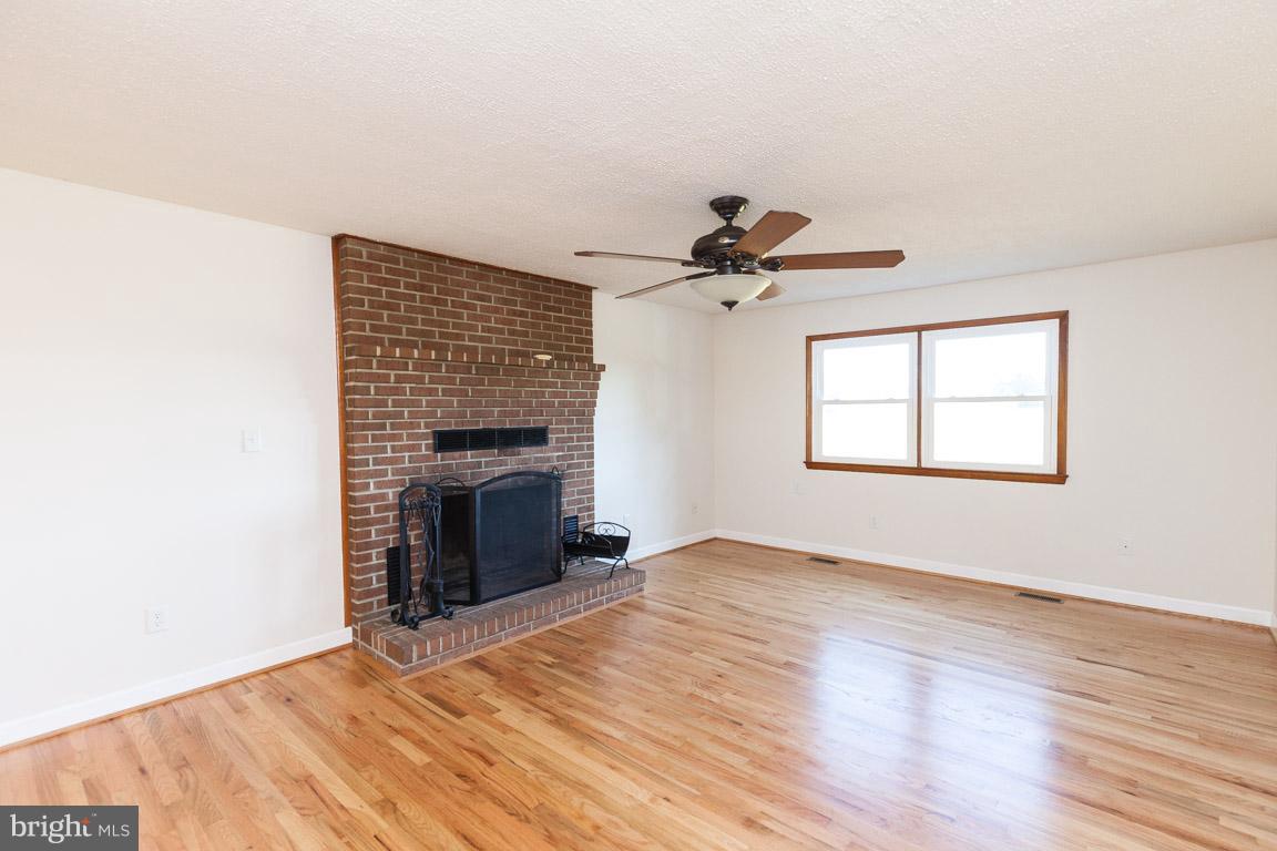 3645 Old Hanover Road Westminster, MD 21158 - Photo 7 of 30 Living Room