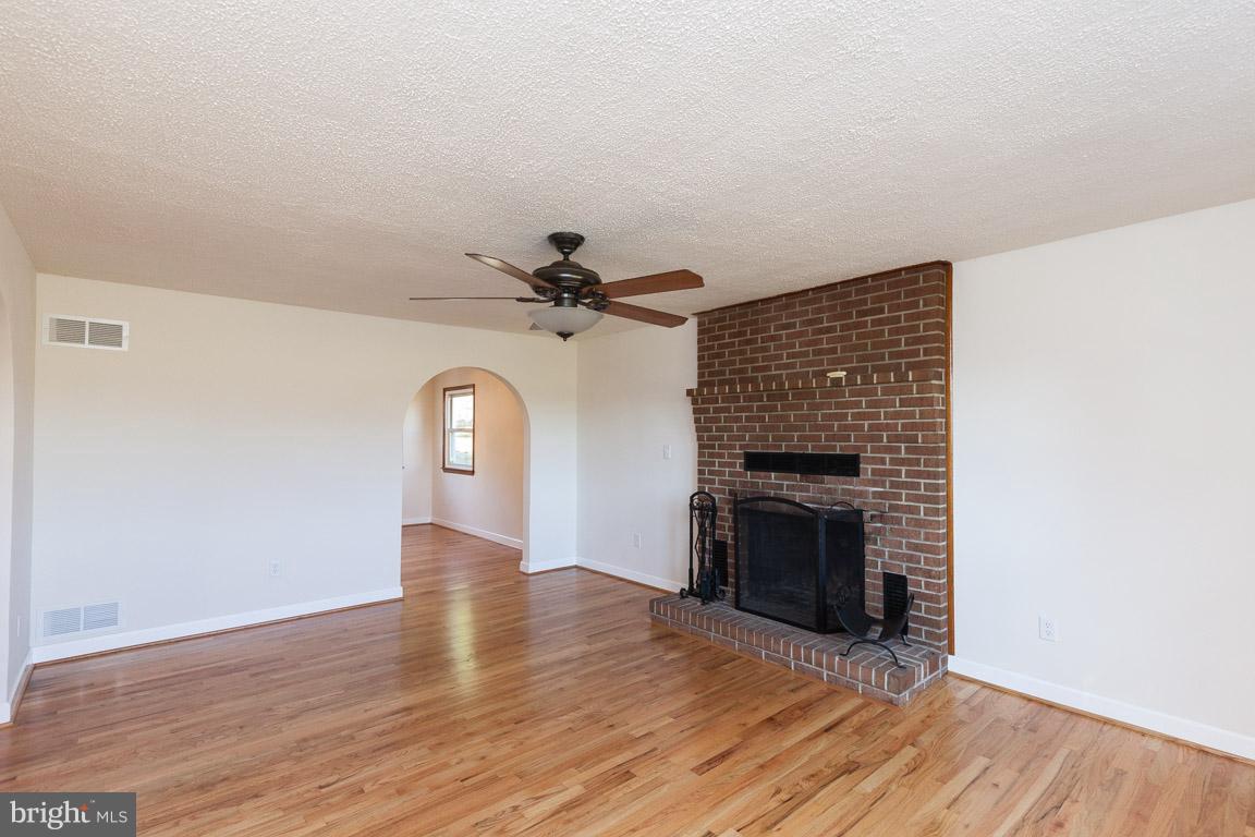 3645 Old Hanover Road Westminster, MD 21158 - Photo 9 of 30 Living Room