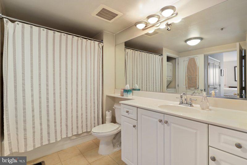 851 North Glebe Road, Unit 520 Arlington, VA 22203 - Photo 14 of 28 a bathroom with a double vanity sink and a mirror