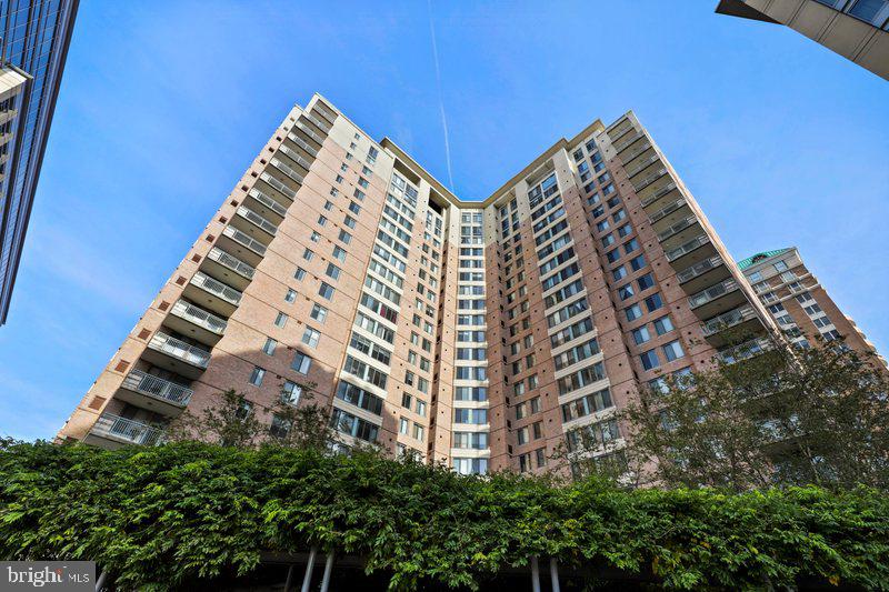 851 North Glebe Road, Unit 520 Arlington, VA 22203 - Photo 25 of 28 a view of a large building
