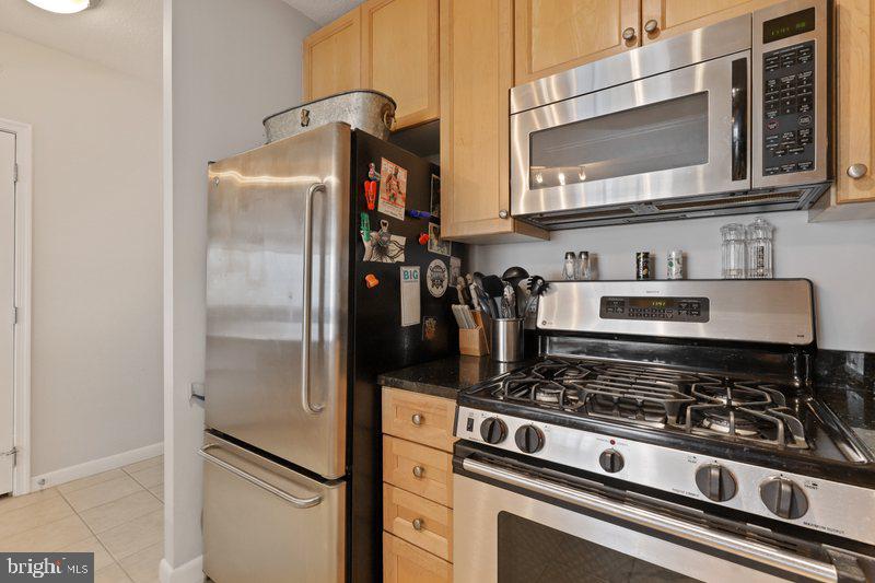 851 North Glebe Road, Unit 520 Arlington, VA 22203 - Photo 7 of 28 a stove top oven sitting inside of a kitchen