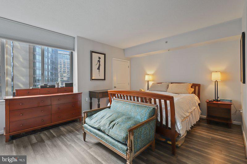 851 North Glebe Road, Unit 520 Arlington, VA 22203 - Photo 10 of 28 a bedroom with a bed and window