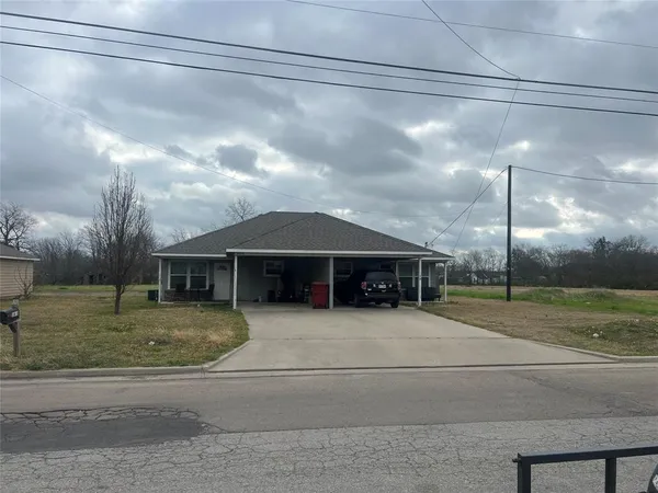 a view of a house with a yard