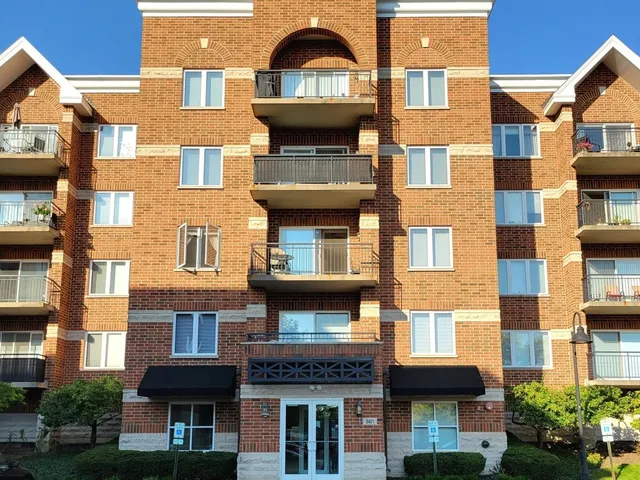 $2,580 | 3451 North Carriageway Drive, Unit 203, Arlington Heights, IL 60004