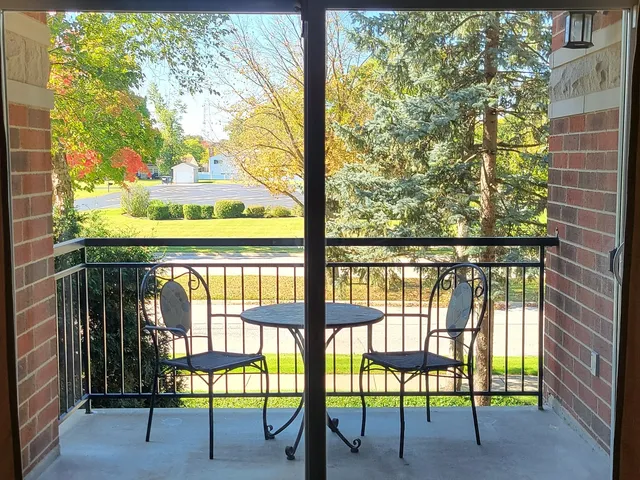 $2,580 | 3451 North Carriageway Drive, Unit 203, Arlington Heights, IL 60004