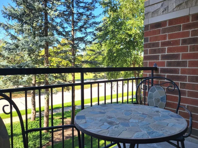 $2,580 | 3451 North Carriageway Drive, Unit 203, Arlington Heights, IL 60004