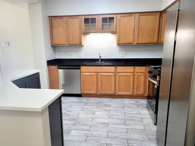 $2,580 | 3451 North Carriageway Drive, Unit 203, Arlington Heights, IL 60004