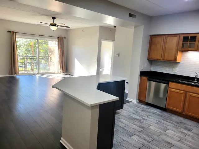 $2,580 | 3451 North Carriageway Drive, Unit 203, Arlington Heights, IL 60004