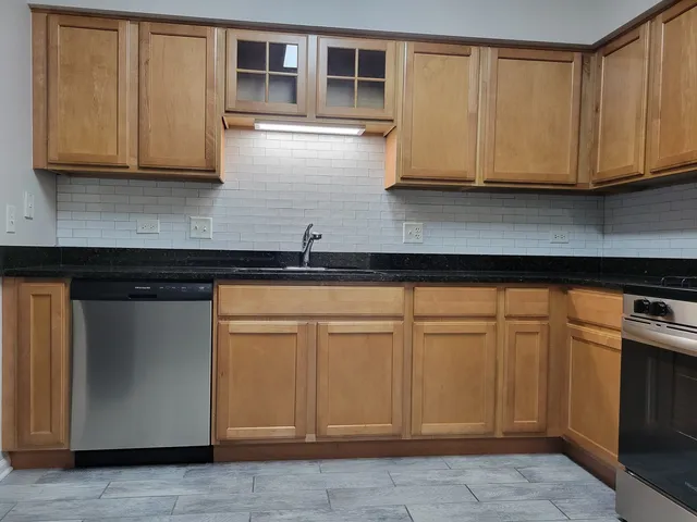 $2,580 | 3451 North Carriageway Drive, Unit 203, Arlington Heights, IL 60004